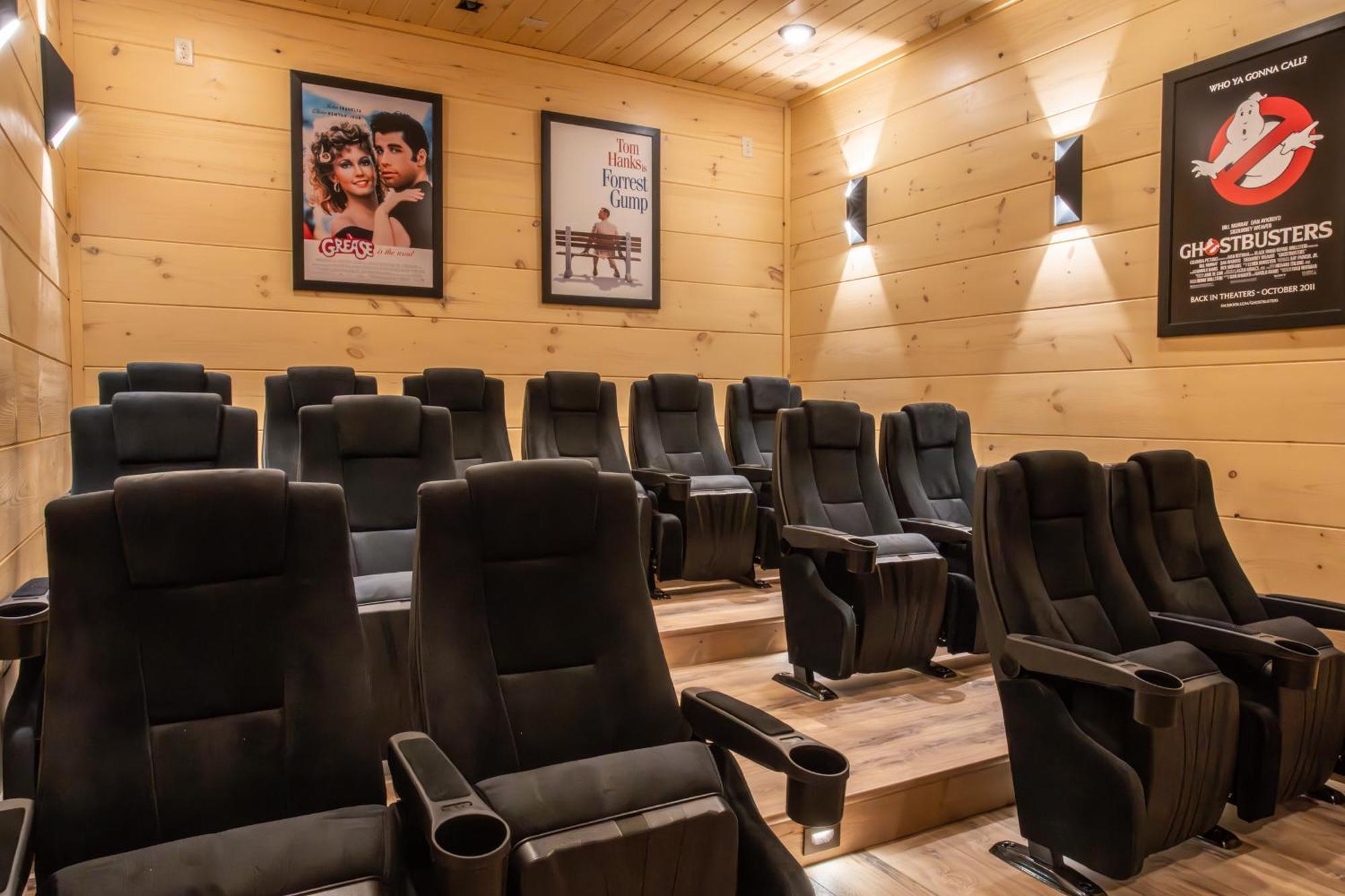 Luxury 12-Bedroom Cabin With Indoor Pool, Hot Tub & Movie Theater, Sleeps 36 سيفيرفيل المظهر الخارجي الصورة