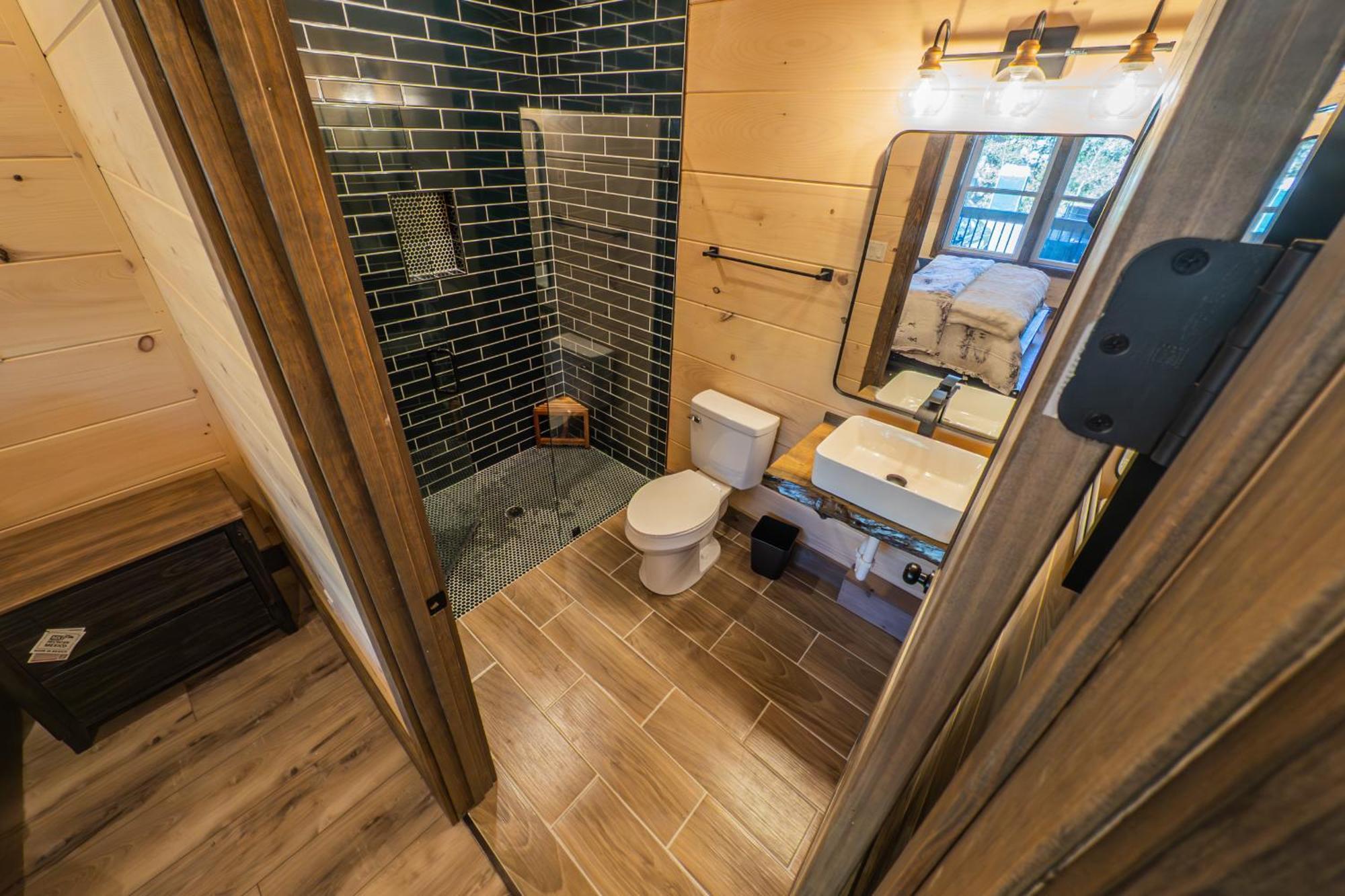 Luxury 12-Bedroom Cabin With Indoor Pool, Hot Tub & Movie Theater, Sleeps 36 سيفيرفيل المظهر الخارجي الصورة