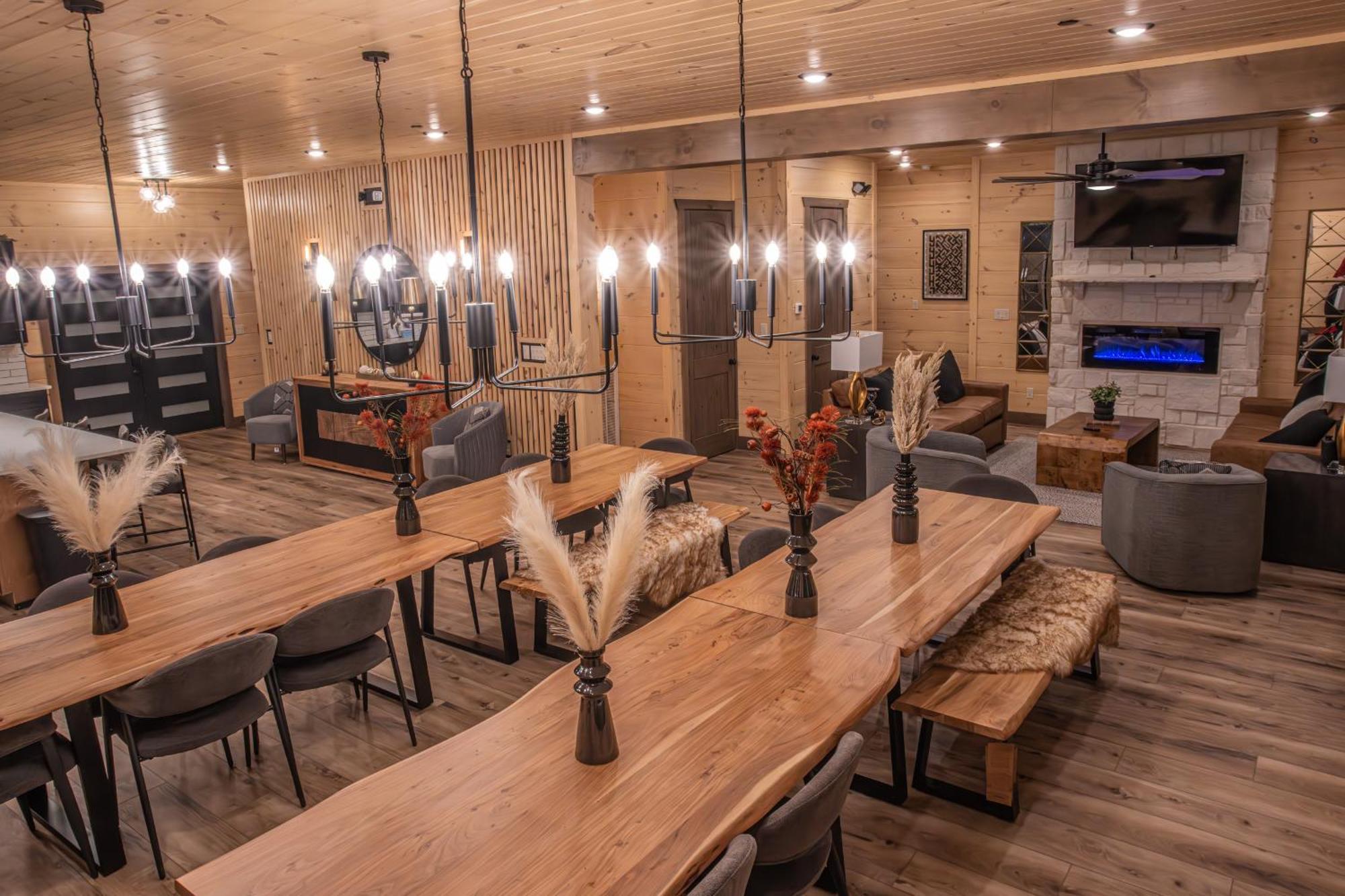 Luxury 12-Bedroom Cabin With Indoor Pool, Hot Tub & Movie Theater, Sleeps 36 سيفيرفيل المظهر الخارجي الصورة