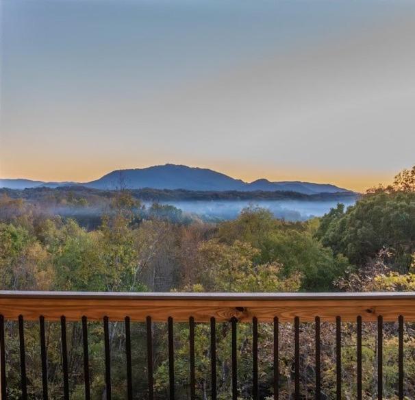Luxury 12-Bedroom Cabin With Indoor Pool, Hot Tub & Movie Theater, Sleeps 36 سيفيرفيل المظهر الخارجي الصورة